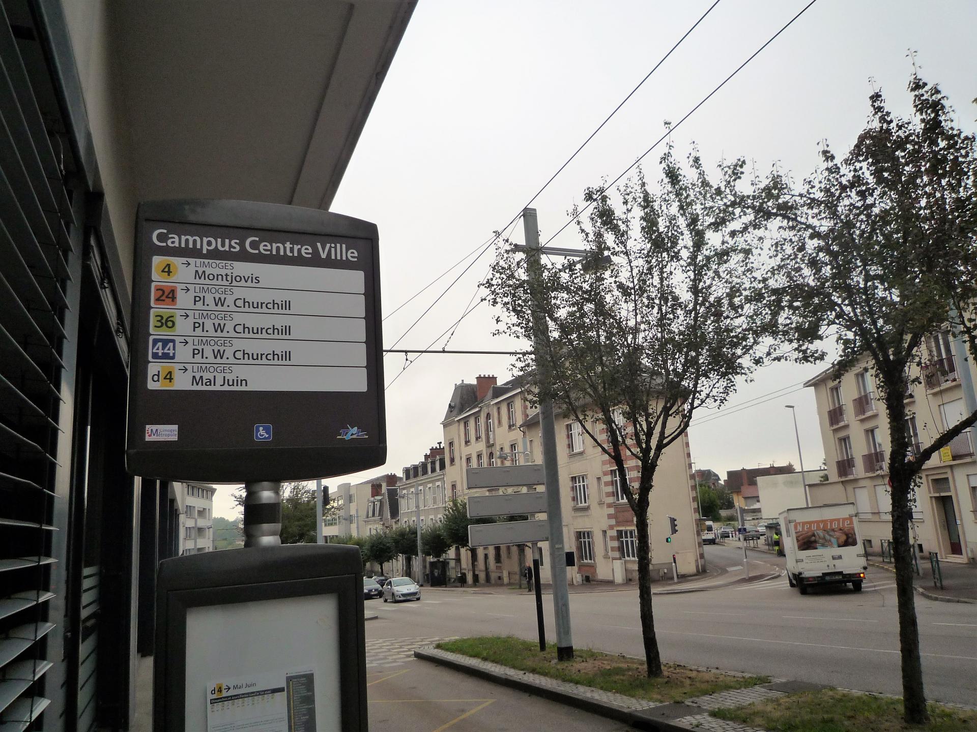 Arrêts de bus face à la résidence